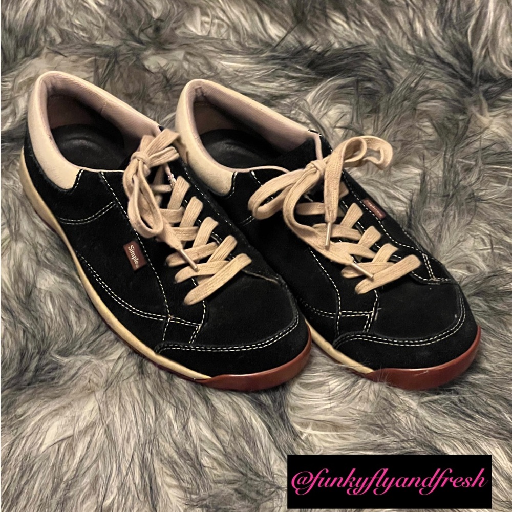Skate or die!! Black suede Simple retro size 9 lace up sneakers.